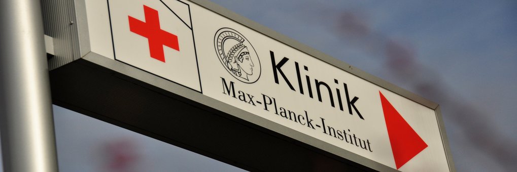 Hinweisschild zur Klinik